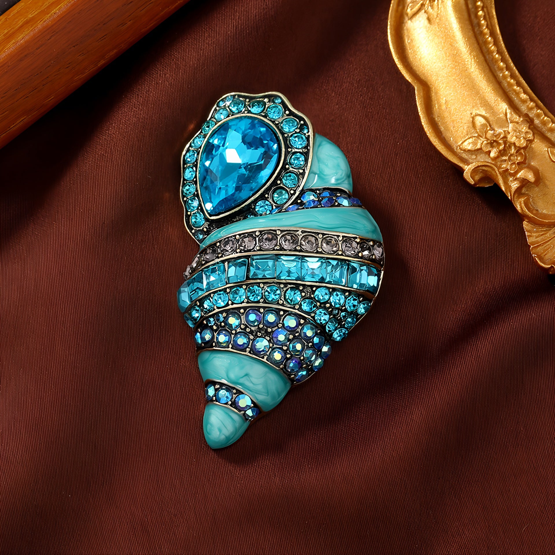 Vintage Style High-End Conch Brooch