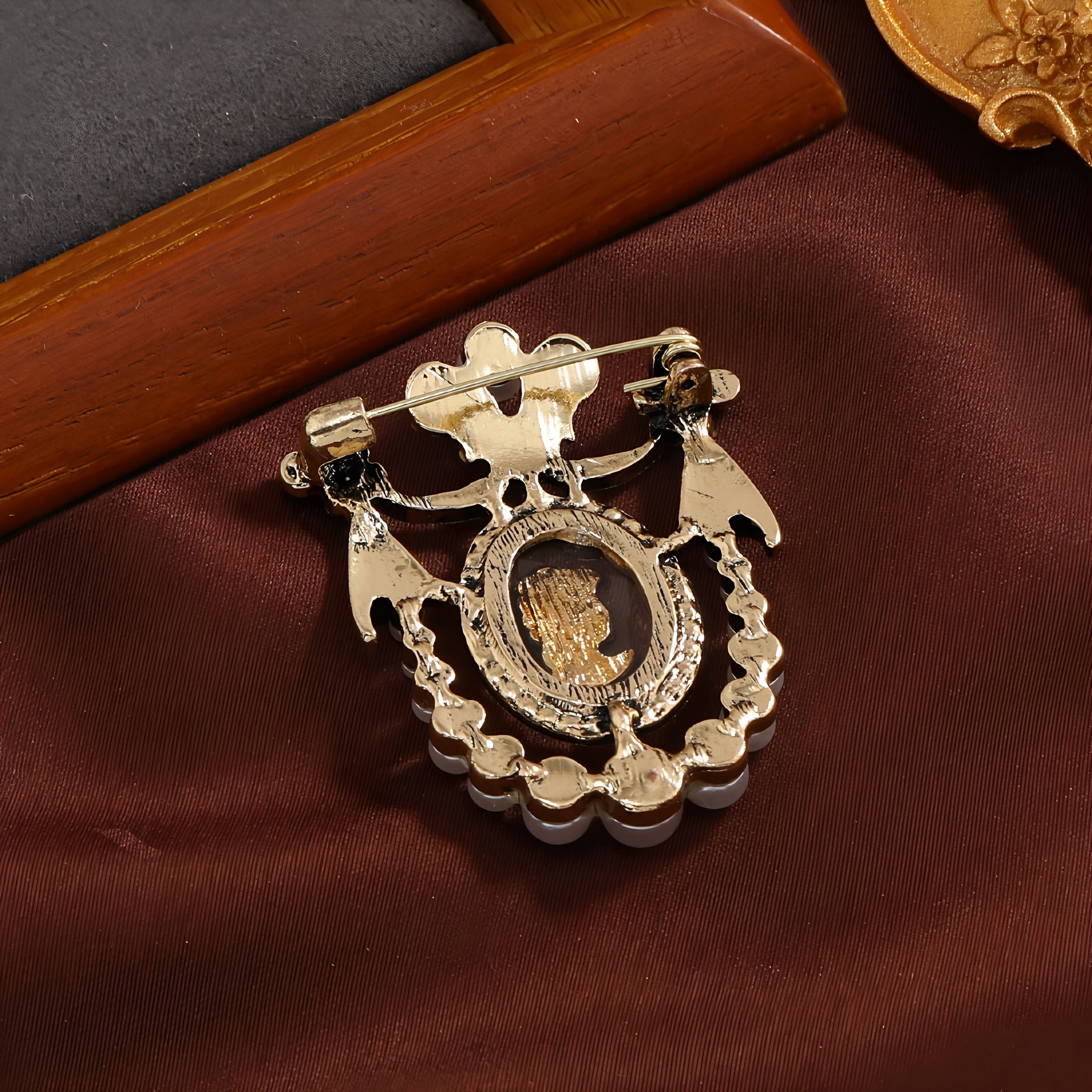 Vintage palace style pearl tassel brooch